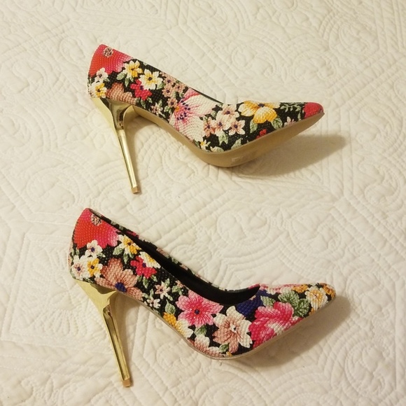 Shoes - Picture 1 of 4